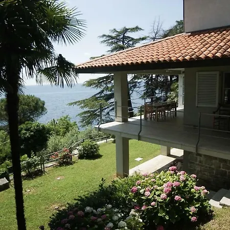 Ignatius Costal Road 8guests, Sea View, Private Parking Villa